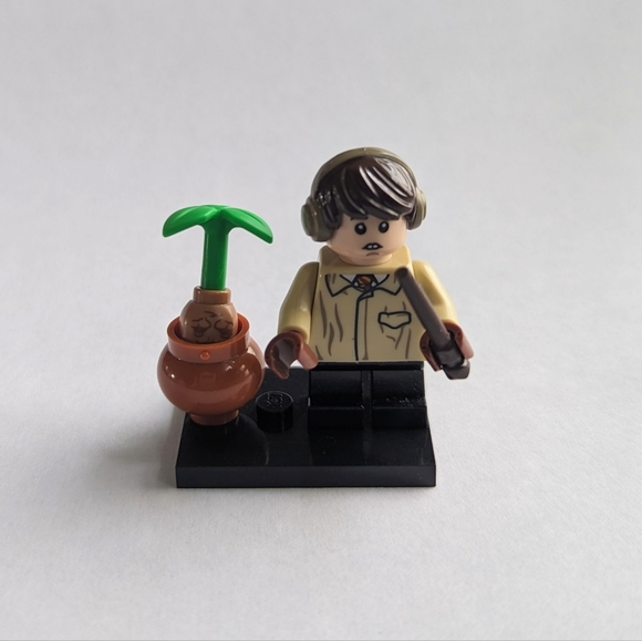LEGO Harry Potter collectible minifigure Neville w/accessories and stand - Picture 2 of 6